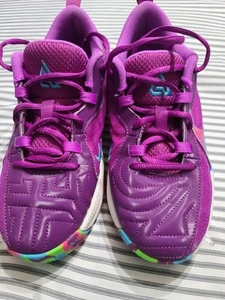 Nike Zoom Freak 5 GS Alphabet Bros viola basket taglia 4,5 anni - Foto 1 di 9