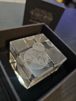 Cubo y base BB8 BB8 EXCLUSIVO MIEMBRO DEL ELENCO STAR WARS FORCE AWAKENS DISNEY STORE 2015 Foto 1 de 4