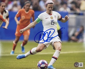FOTO FIRMADA MEGAN RAPINOE 8x10 USWNT FÚTBOL BAJO TESTIGO DE AUTENTICIDAD - Imagen 1 de 1