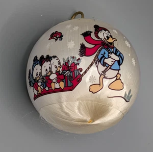 VINTAGE 1977 HALLMARK DISNEY Donald Duck FRIENDS SATIN BALL CHRISTMAS ORNAMENT - Bild 1 von 3
