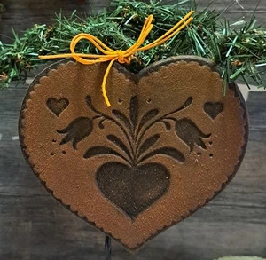 1-5.25"W×5"L PRIM FARMHOUSE BLACKENED BEESWAX PEG HANGER FOLKART STYLE HEART - Picture 1 of 1
