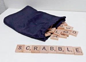 100 Wood Lettter Scrabble Fliesen & Aufbewahrungstasche aus 2009 Scrabble Spiel - Bild 1 von 2