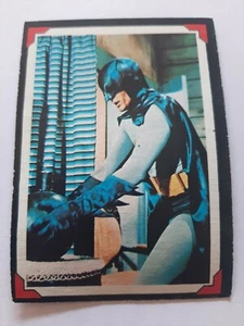 1966 Topps Batman Riddler tarjeta trasera # 17 almacenada más de 25 años cauteloso cruzado con capa - Imagen 1 de 3
