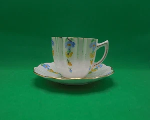 Taza de té y platillo Melba flores azules y amarillas adornos dorados porcelana de hueso - Imagen 1 de 8