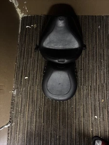 Mustang - 79190 - Wide Touring Two-Piece Seat with Driver Backrest, Studded - Foto 1 di 2