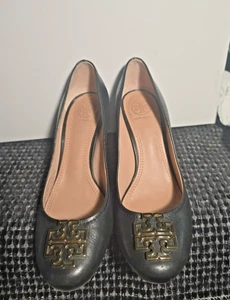 Designer Tory Burch Wedge Pumps Sz 6 Black EUC Shoes Gold Logo - Picture 1 of 13