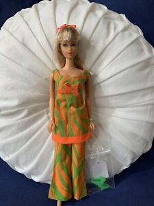 Mattel Barbie vintage années 1960 blonde torsion n tour Barbie portant tigre bidirectionnel