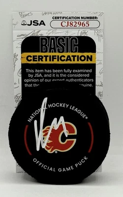 Disco de juego oficial firmado por Nazem Kadri Calgary Flames autografiado certificado de autenticidad JSA Foto 1 de 2