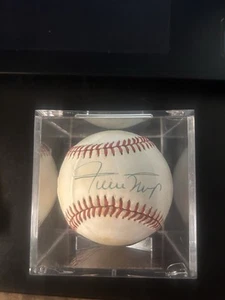 Willie Mays SF Giants Signed Official MLB Baseball & Holder - Picture 1 of 1