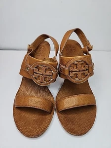 Tory Burch hellbraune Miller-Ledersandalen Keilabsatz Logo Fersenriemen Größe 7 - Bild 1 von 9