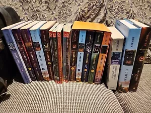 ERIN HUNTER WARRIORS 18 Bücher und Manga Konvolut. Details siehe Bilder. J2 - Bild 1 von 8