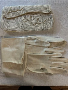 Perlenhandtasche mit 3/4 langen Handschuhen beige in der Farbe - Bild 1 von 2
