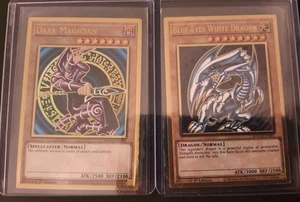 Drago Bianco Occhi Blu e Mago Oscuro MAGO-EN001-2 Oro Rara 1° Edizione NM YUGIOH - Foto 1 di 2