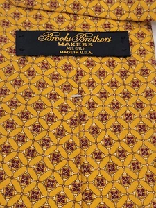 Corbata de seda Brooks Brothers MAKERS oro amarillo y granate patrón geométrico | O027 - Imagen 1 de 6