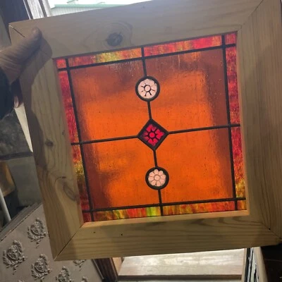 SG4807 vintage stained glass window 16 1/4 in.² - Image 1 of 4