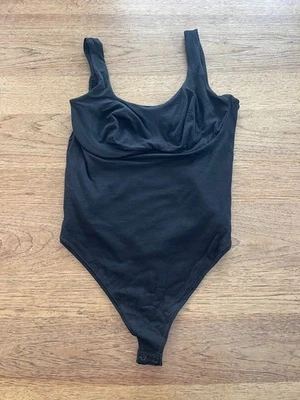 Body ROSA Victoria’s Secret Negro Puro Logo X-LARGE Guiño Scoop Monowire Foto 1 de 2