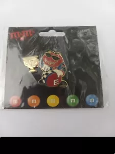 Spilla da collezione M&M's World 2005 pilota auto da corsa trofeo rosso a scacchi sigillata nuova - Foto 1 di 6