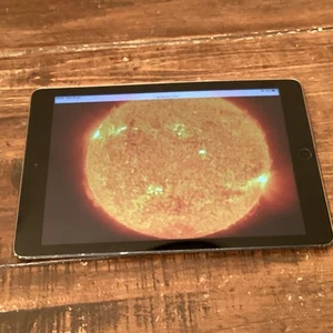 Apple iPad Air 1st Generation 9.7 Inch Tablet Wifi 32GB Storage Space Grey 2013 - Picture 1 of 18