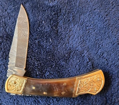 ВИНТАЖНЫЙ СДЕЛАННЫЙ НА ЗАКАЗ СКЛАДНОЙ НОЖ ИЗ ДАМАССКОЙ СТАЛИ С ДЕРЕВЯННОЙ РУЧКОЙ И ЗАМКОМ ЛЕЗВИЯ - Изображение 1 из 3