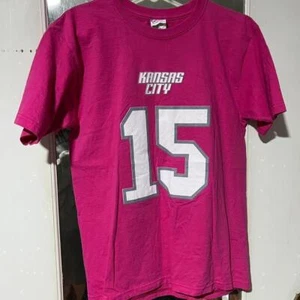Camiseta rosa y gris de los KC Chiefs #NFL #ChiefsKingdom - Imagen 1 de 3