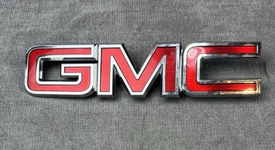 GMC Acadia GMT177 2010-2015 emblema de parrilla delantera logotipo de fábrica OEM *clip defectuoso* Foto 1 de 4