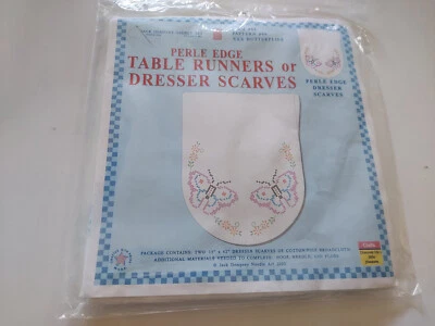 Juego de 2 bufandas "Mariposa" Jack Dempsey arte aguja corredores de mesa o tocador Foto 1 de 3