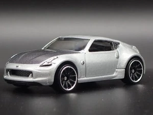 2009-2020 Nissan 370Z Argento 1:64 Scala da Collezione Diorama Modellino Auto - Foto 1 di 7
