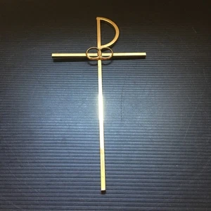Vergoldetes Kreuz mit ineinandergreifenden Eheringen für christliche Hochzeit Deko 10" Höhe - Bild 1 von 6