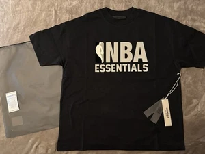 NEU Fear of God NBA Essentials schwarzes T-Shirt Größe Small 100 % authentisch ✅ - Bild 1 von 11