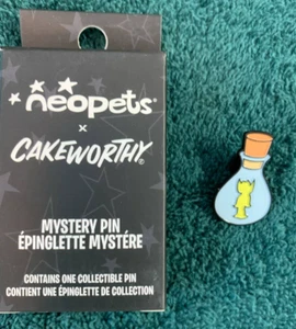 Neopets x Cakeworthy Neopets Bottle Faerie Pin LIGHT+ BOX + CODES - Picture 1 of 3
