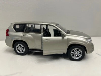 Coche de juguete Toyota Land Cruiser Prado J200 Silver Welly serie 1:60 escala 1:64 43630 Foto 1 de 4