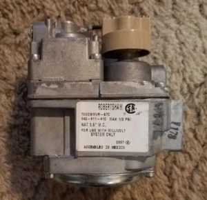 RobertShaw 7000BMVR-S7C COMBINATION GAS VALVE (1397) - Picture 1 of 2