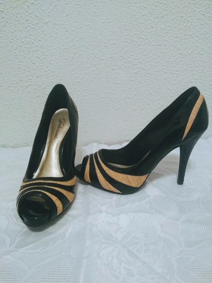 Zapatos de salón Delicious negros beige imitación charol punta abierta para mujer 4 1/2" tacones 8,5 Foto 1 de 1