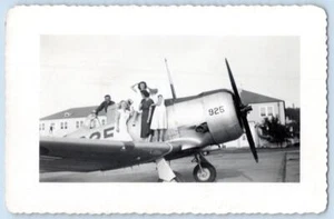 FOTOGRAFÍA INSTANTÁNEA MILITAR CHICAS BONITAS EN ALA DE AVIÓN CHICO FELIZ DÉCADA DE 1940 SEGUNDA GUERRA MUNDIAL - Imagen 1 de 2