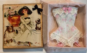 Corsé rosa miniatura para casa de muñecas en caja decorativa hecho a mano - Imagen 1 de 2