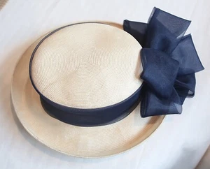 VINTAGE ADOLFO II NEW YORK PARIS STROHHUT MIT MARINEBLAU CHIFFONSCHLEIFE UND BAND - Bild 1 von 9