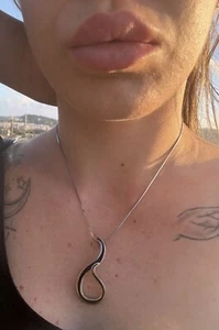 Collana Ciondolo Curvato Smaltato Nero Argento 925 - Foto 1 di 3