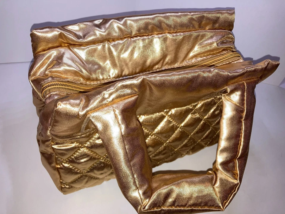 Bolso de viaje acolchado dorado de Avon acolchado metálico nuevo con etiquetas Foto 1 de 4