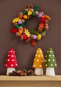 Corona arco iris de otoño de fieltro Fairtrade con adornos de bellotas y setas - Imagen 1 de 6