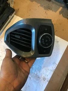 Grille d'aération centrale du table Ford Transit Custom REF BK21V018B09 - Foto 1 di 2