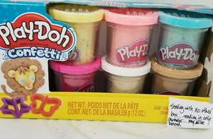 Play Doh Collezione Confetti Compound ETÀ 3 in su con 2 Utensili Tagliabiscotti NUOVO - Foto 1 di 8