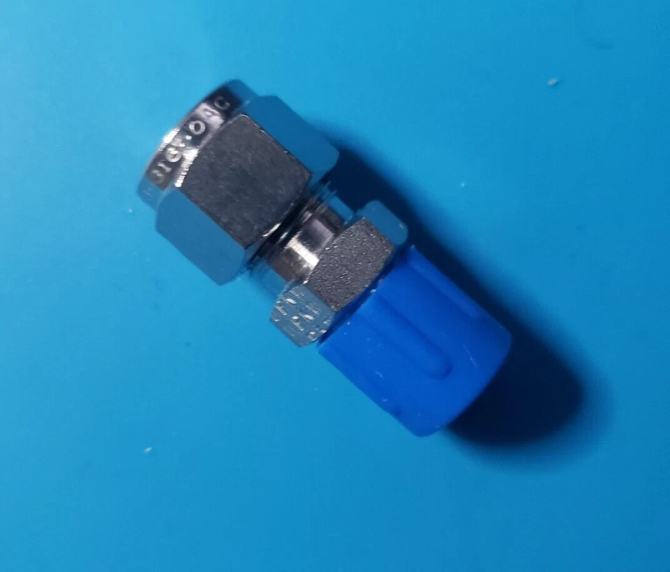 (Lot of 12) Parker 3/8" Comp x 1/4" MNPT Adapter - Image 1 of 1