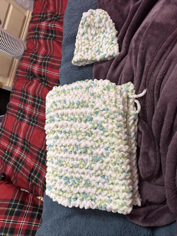 Conjunto de manta y gorro de ganchillo suave voluminoso blanco para bebé niño patrón azul y verde Foto 1 de 1