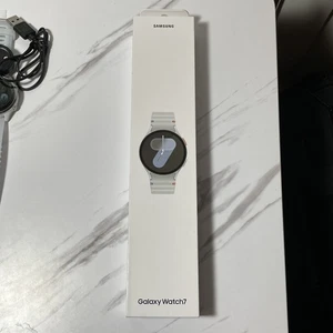NEW (sealed) Samsung Smartwatch Galaxy Watch 7 44mm SM-L310 Wi-Fi + GPS Silver - Photo 1 sur 3