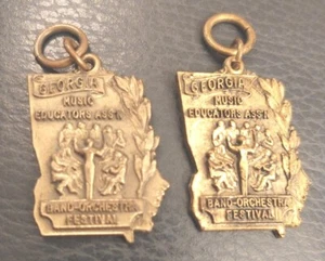 Menge 2 Vintage Musikpädagogen Assn Band Orchester Festival Georgia Medaille Pins - Bild 1 von 4
