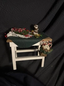 BYERS CHOICE ZUCKERSTANGENTISCH mit Kranz, Beeren, Schokolade Weihnachtsmänner, Korb Süßigkeiten - Bild 1 von 3