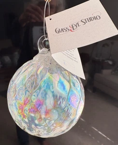 GLASS EYE STUDIO Adorno de Navidad Iridiscente Soplado a Mano con Etiqueta Mt. St. Helens - Imagen 1 de 5