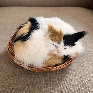 Realistic Real Fur Cat Sleeping Kitten Cozy Wicker Basket Cat Nap Calico - Picture 1 of 8