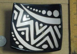 Hand Glazed Pottery Small 3.5” Ceramic Peru Trinket Dish Signed, three legged - Picture 1 of 3