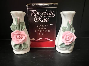 Vintage Neu im Karton Porzellan Rosa Rose Blumen Salz & Pfefferstreuer 3" hoch - Bild 1 von 13